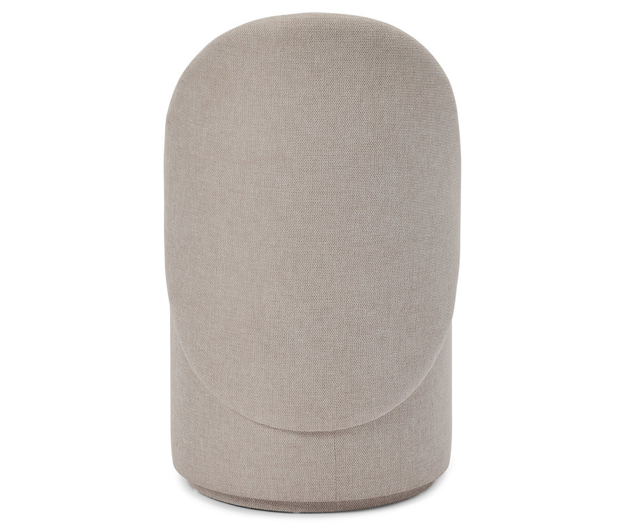 Detailaufnahme eines beigen Stoffstuhls auf weißem Hintergrund.