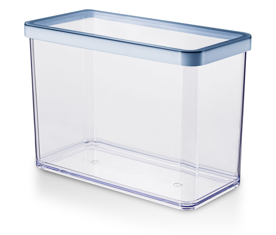Leerer, transparenter, rechteckiger Behälter mit blauem Deckel.