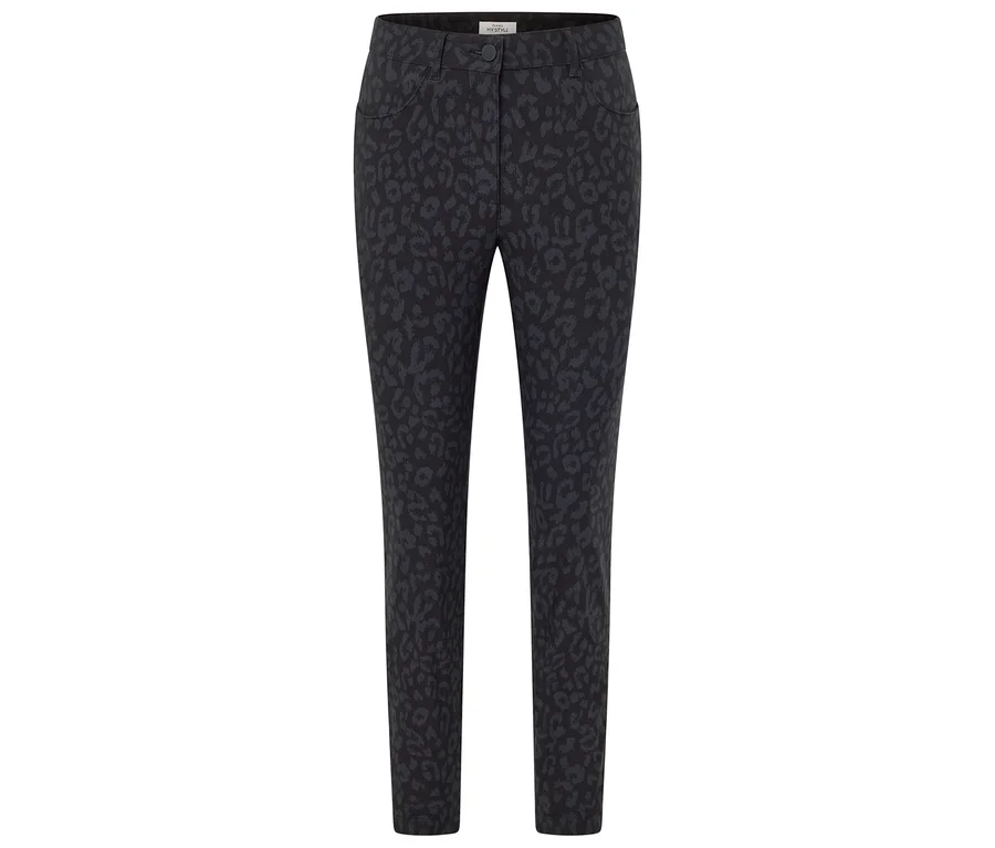 Schwarze Hose mit Tiermuster.