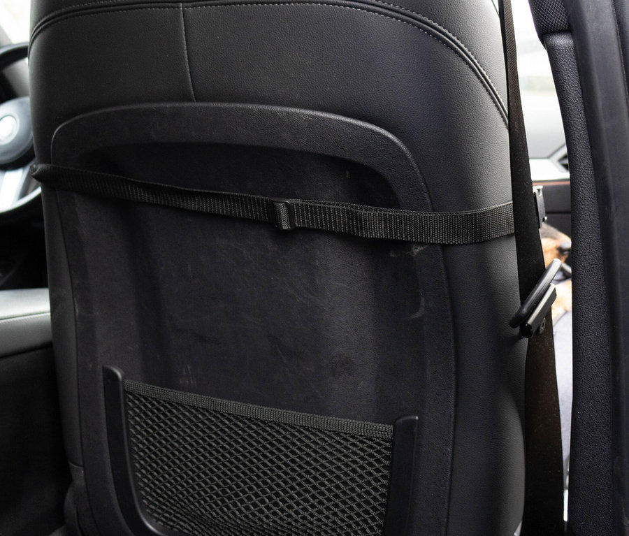 Schwarze Lederrückseite eines Autositzes mit Netztasche und schwarzem Stoffband. Hunde-Autositz »KADEK«.