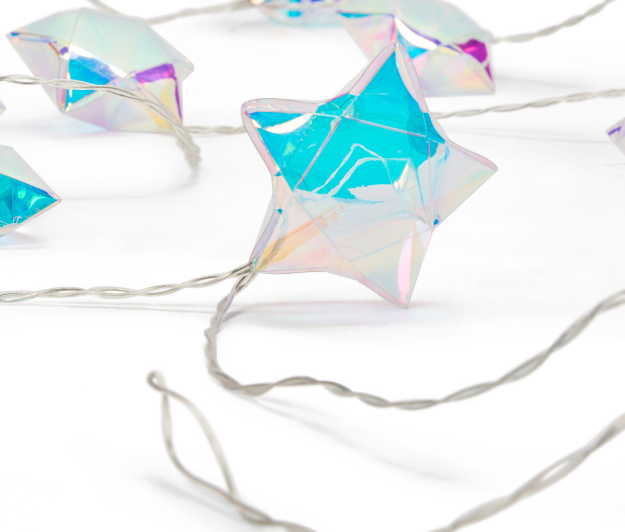 Nahaufnahme einer Lichterkette in Sternform mit schillernder Oberfläche auf weißem Hintergrund.