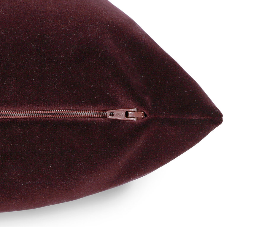 Detail eines violetten Samtkissens mit Reißverschluss.