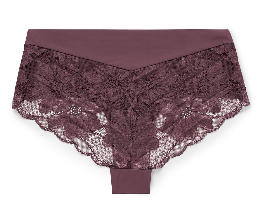 Eine bordeauxrote Unterhose mit Blumenspitze liegt auf einem weißen Hintergrund.