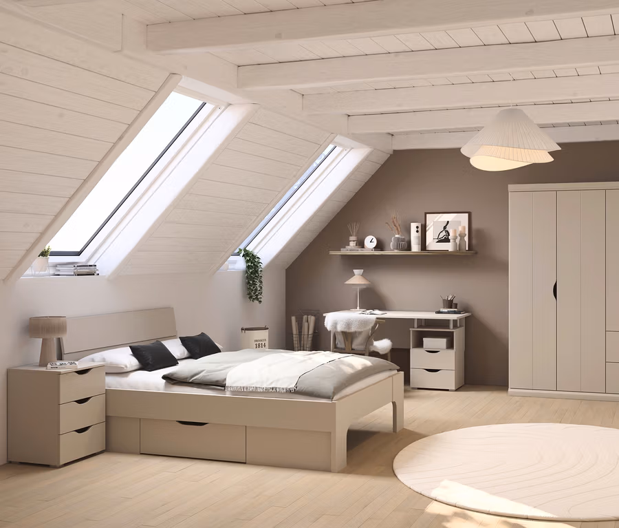 Schlafzimmer im Dachgeschoss mit beigem rauch Bett »Frieda«, 140 cm, und 4-türigem rauch Kleiderschrank »Frieda« mit 4 Schubladen.