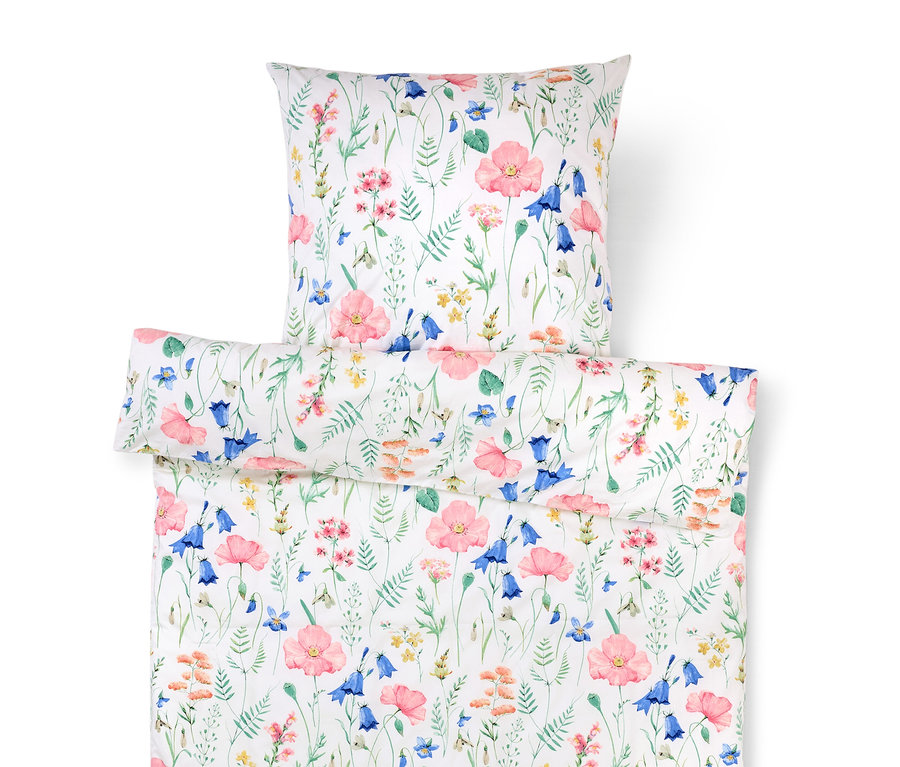 Weiße Bettwäsche mit Blumenmuster zeigt rosa Mohnblumen und blaue Glockenblumen.