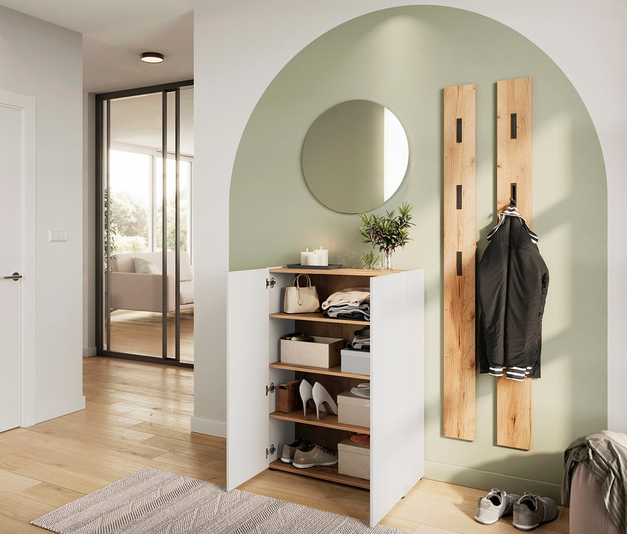 Offener weißer Schuhschrank Alviano mit Schuhen und Accessoires im Flur.