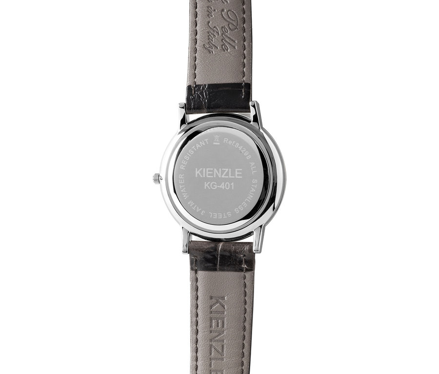 Nahaufnahme der Rückseite einer Kienzle KG-401 Uhr mit braunem Lederarmband und silbernem Gehäuse.
