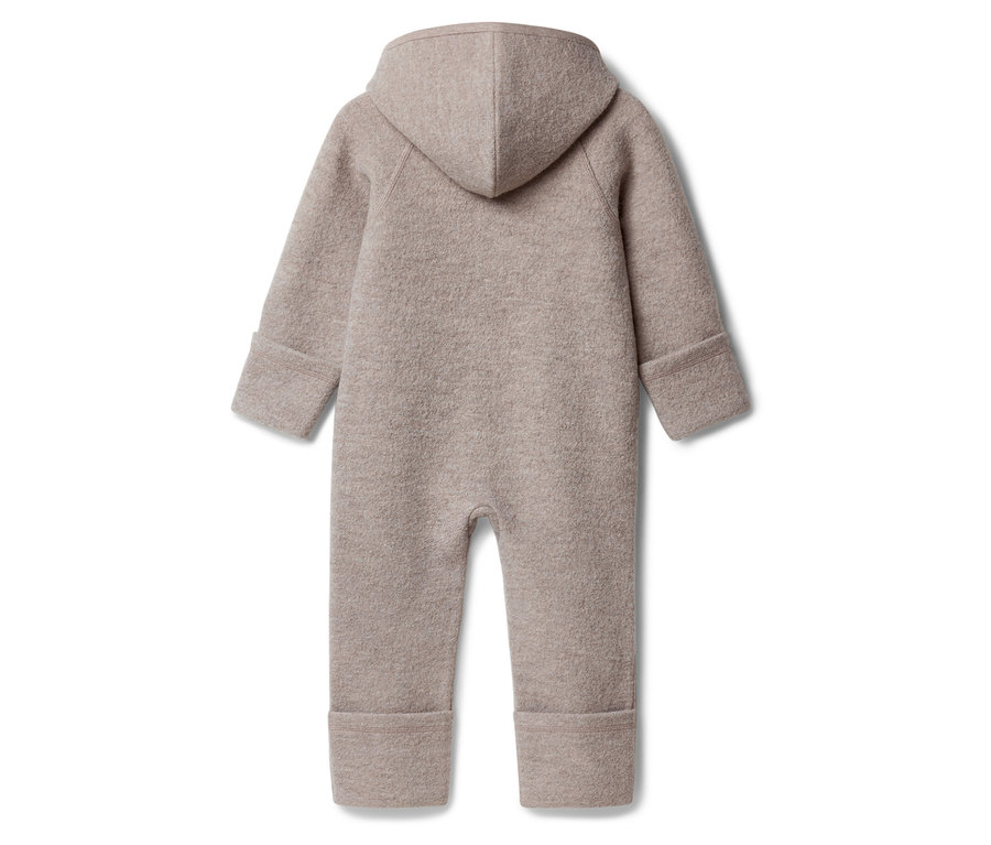 Rückansicht eines beigen Baby-Overalls mit Kapuze, langen Ärmeln und umgeschlagenen Bündchen.