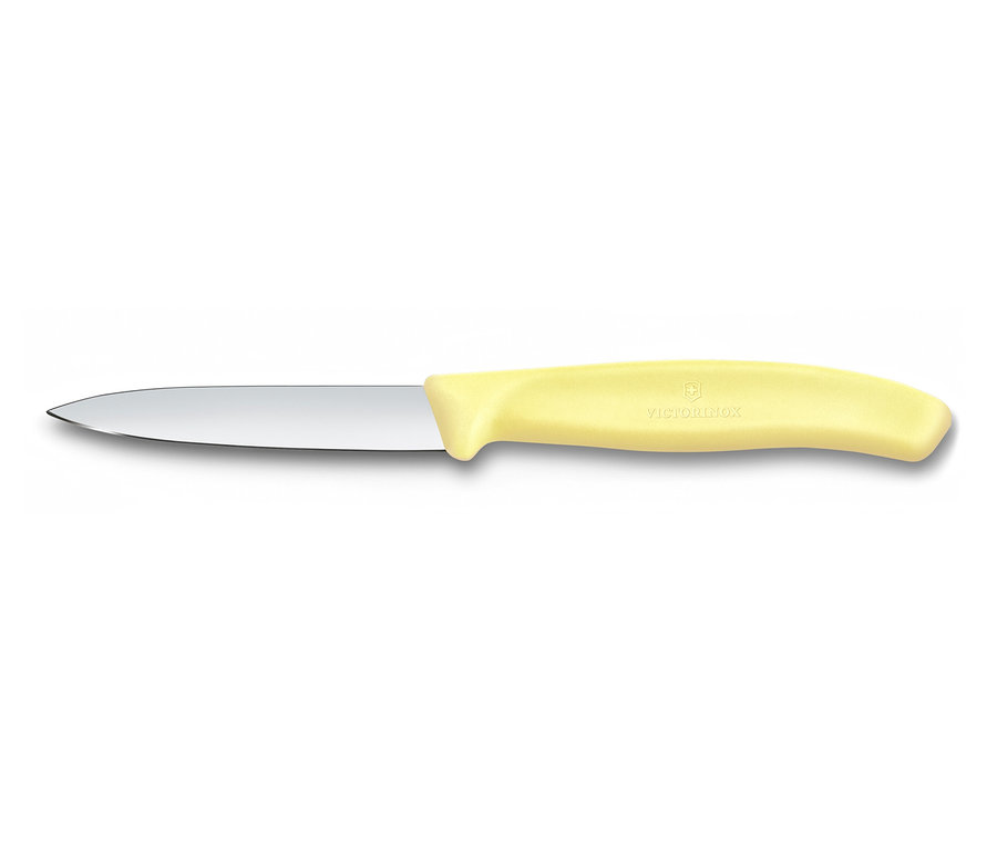 Ein gelbes Victorinox Gemüsemesser liegt auf einem weißen Hintergrund.