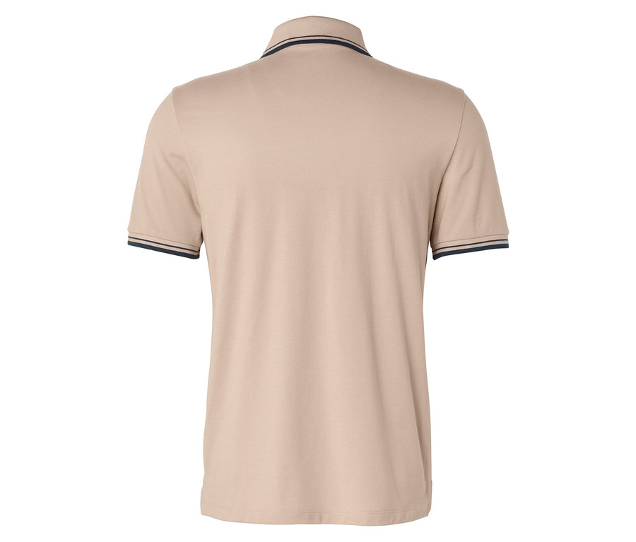 Rückansicht eines beigen Poloshirts mit marineblauen Akzenten an Kragen und Ärmeln.
