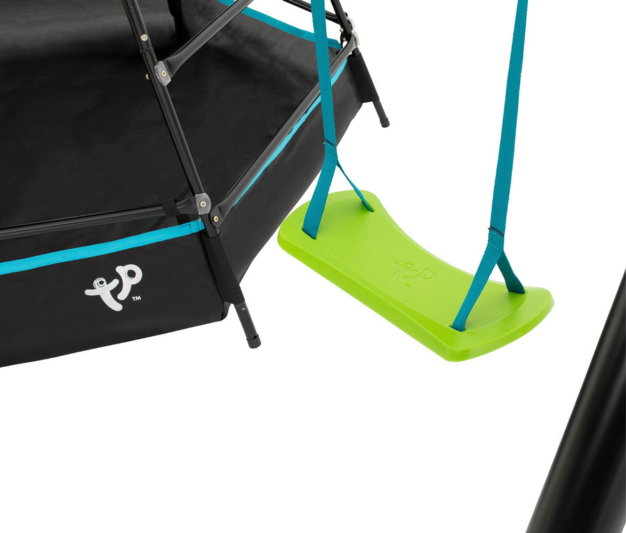 Detailansicht einer Kinderschaukel mit einem schwarzen Trampolin und einer grünen Schaukel, die an türkisfarbenen Seilen hängt.