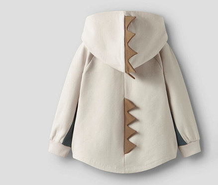 Das beige NAME IT Kinder-Sweatshirt zeigt eine 3D-Dino-Applikation auf der Kapuze und dem Rücken.