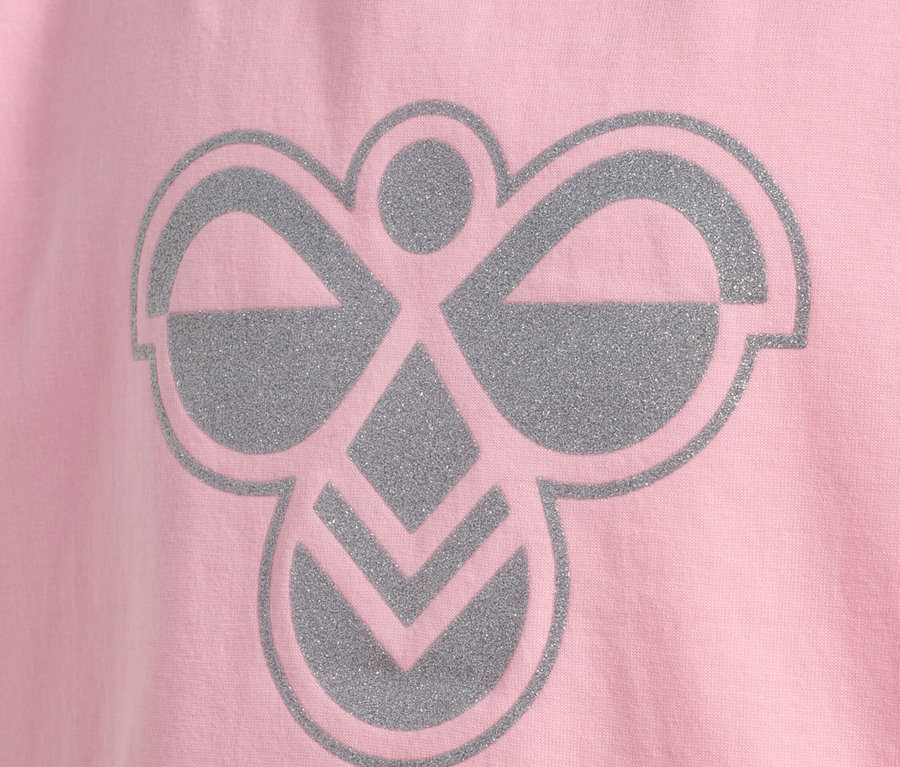 Nahaufnahme eines rosa T-Shirts mit einem silbernen Hummel-Logo.