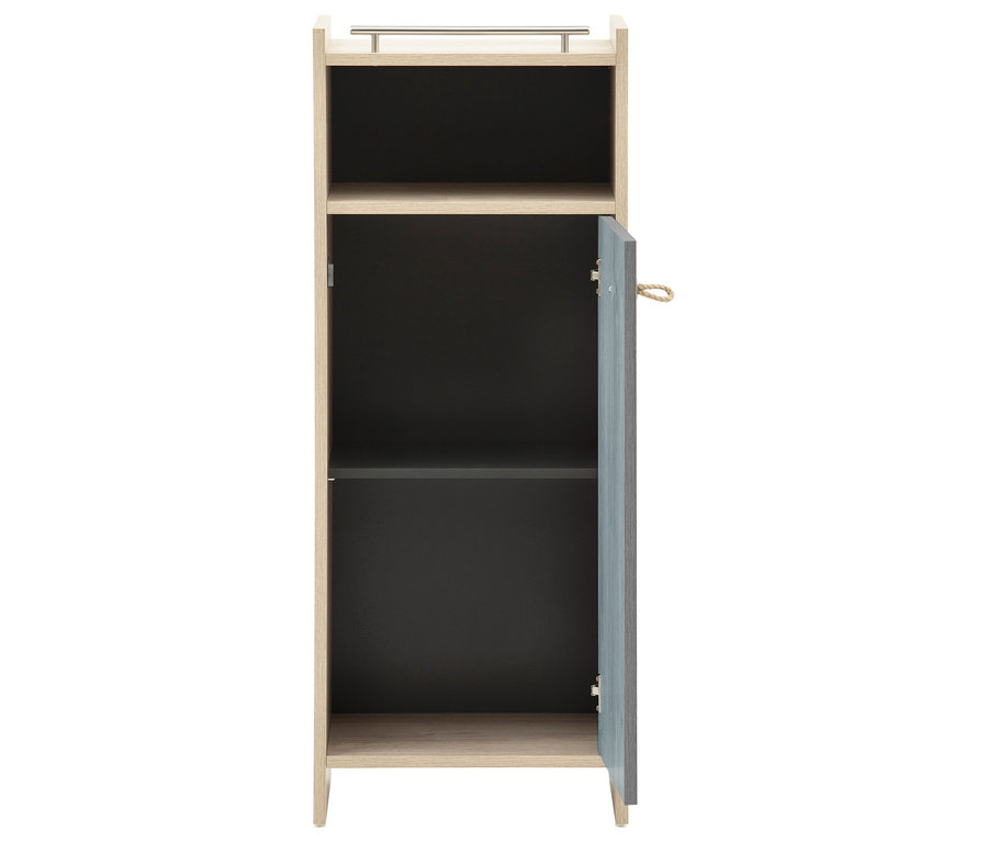 Geöffnetes Highboard »Sonderby« mit einer Tür in Nordic Blue Oak mit zwei Regalböden und einem silbernen Griff.