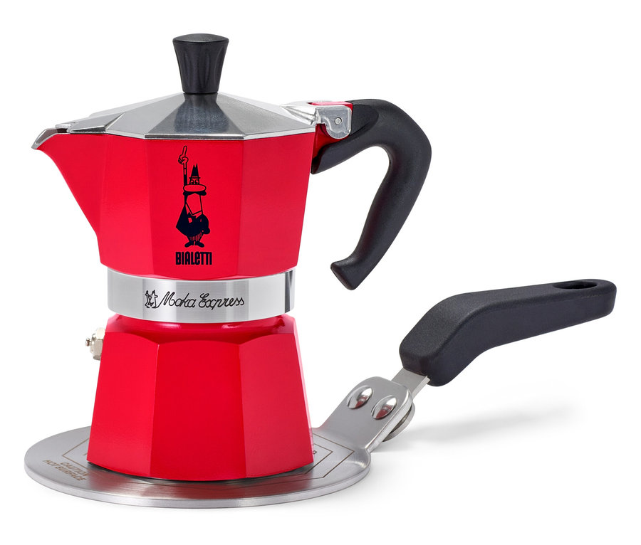 Ein roter Bialetti Moka Express Kocher steht auf einer silbernen Adapterplatte.