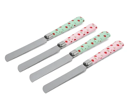 Vier Brotmesser liegen diagonal auf einem weißen Hintergrund. Die Griffe sind rosa und grün mit Erdbeermuster.
