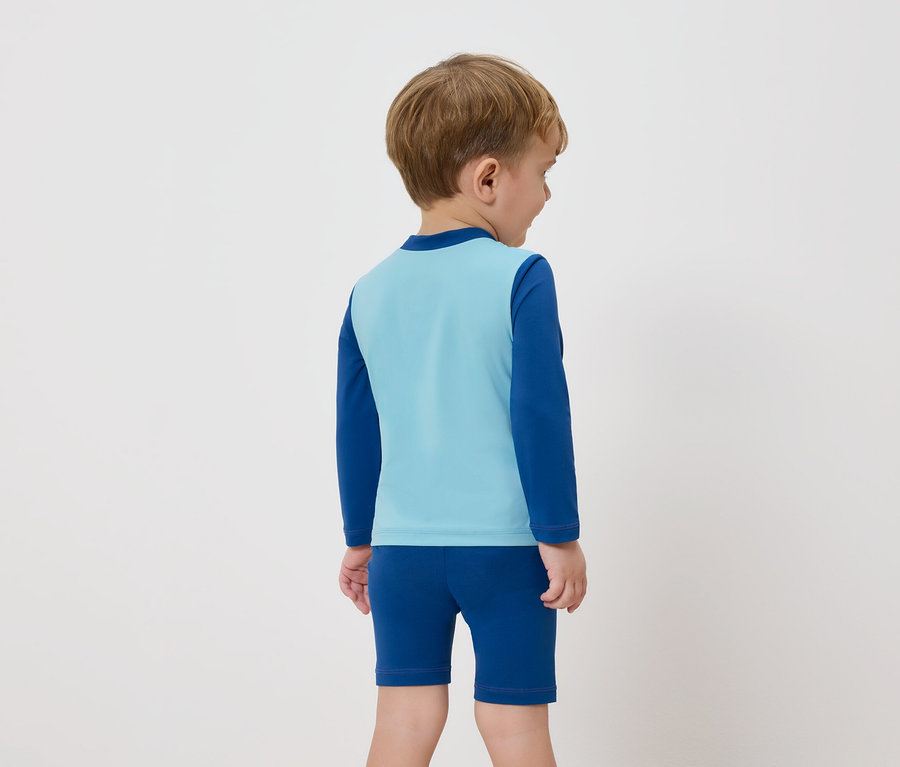 Ein Junge von hinten, der ein blaues zweiteiliges Schwimmset trägt.