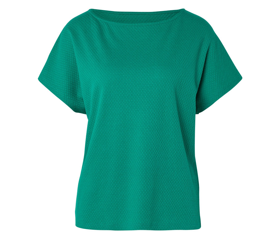 Ein grünes, kurzärmeliges T-Shirt mit einem Boot-Ausschnitt liegt auf einer ebenen Fläche.