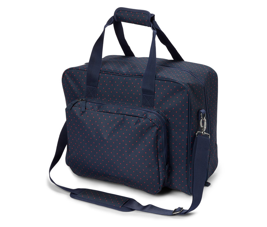Eine marineblaue Tasche mit rotem Herzmuster und marineblauen Trägern liegt auf einer weißen Oberfläche.