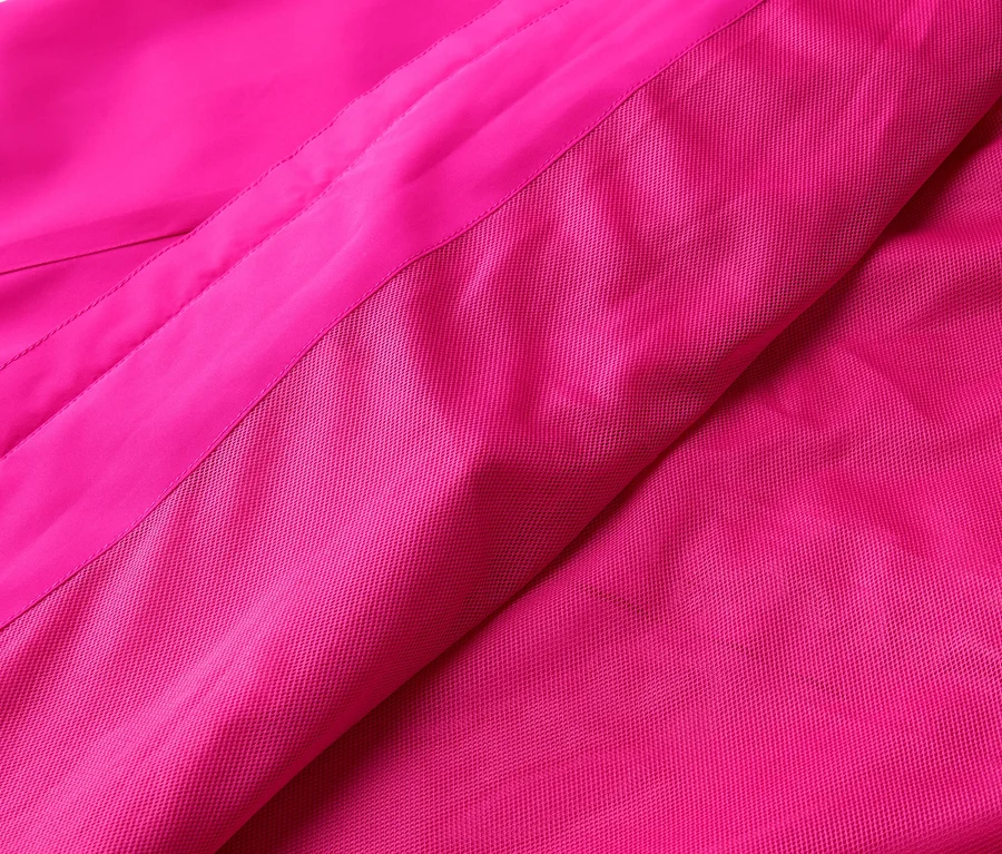 Nahaufnahme von pinkfarbenem Stoff mit glatter und texturierter Oberfläche.