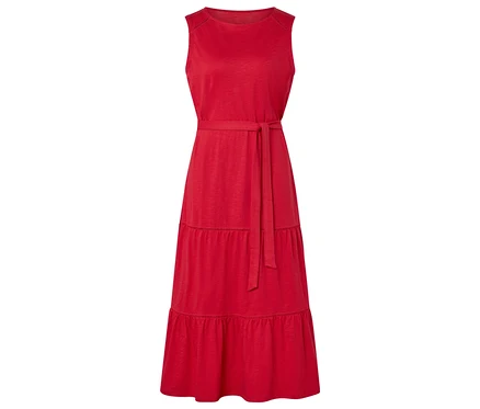 Ein rotes, ärmelloses Maxikleid mit einem passenden Stoffgürtel in der Taille.