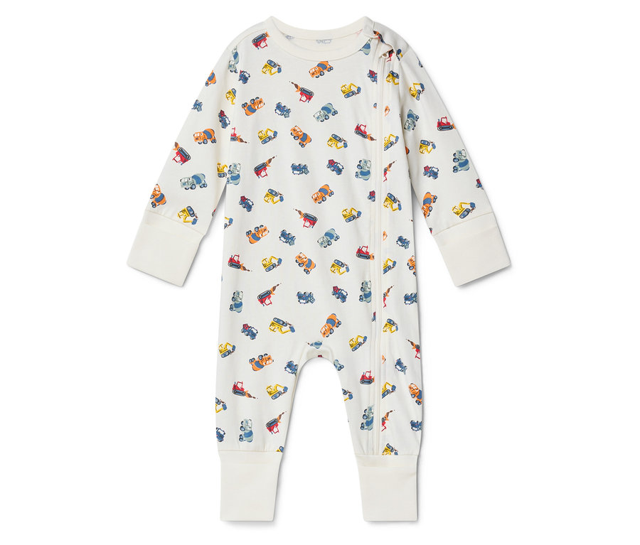 Ein weißer Baby-Schlafanzug mit einem Muster aus bunten Baufahrzeugen.