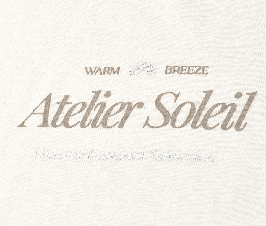 Auf einem cremefarbenen Hintergrund steht in grauer Schrift "Atelier Soleil".