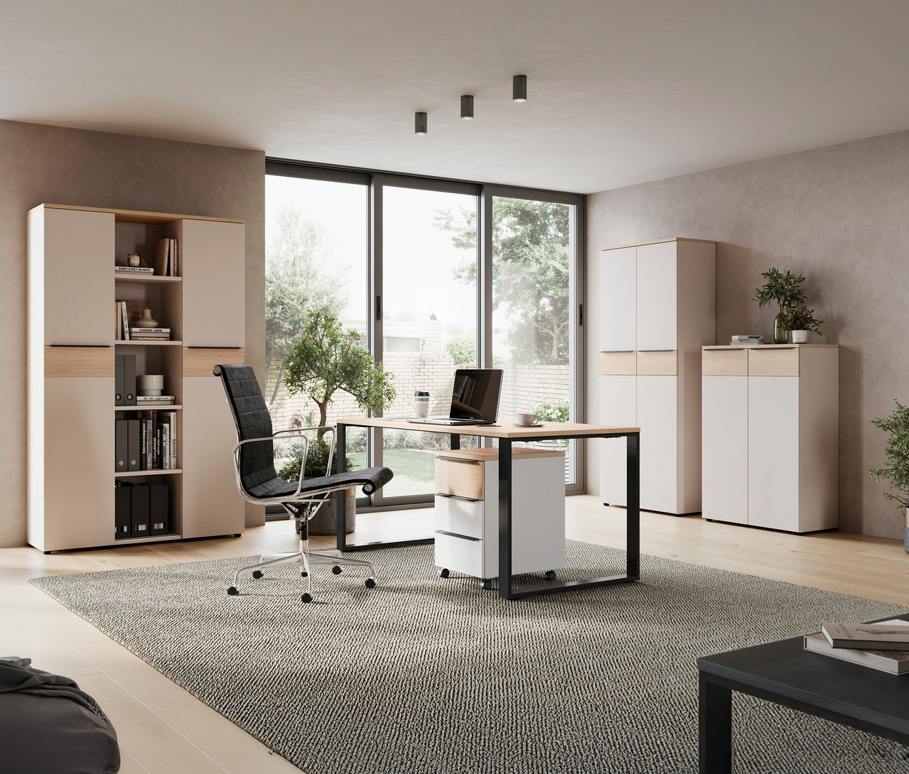 Einrichtung eines Büroraums mit einem großen »Oviedo« Aktenschrank, einem Schreibtisch und einem Bürostuhl.