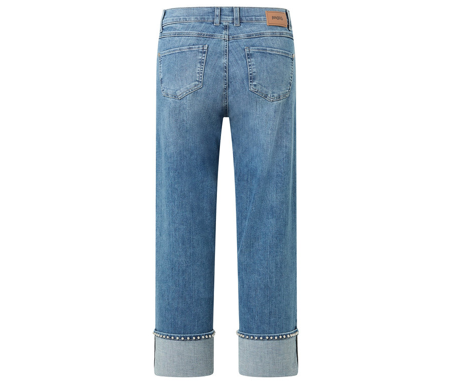 Rückansicht einer hellblauen Jeans mit hochgekrempelten, mit Nieten besetzten Hosenbeinen.