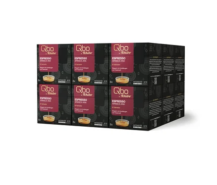 Sechs schwarze Qbo by Tchibo Espresso Apaneca Ana Kaffeekapselpackungen, jeweils mit rotbraunem Etikett, das „El Salvador“, „Elegant mit Anklängen von Karamell“, „8x“ und „Intensität 6/10“ anzeigt.