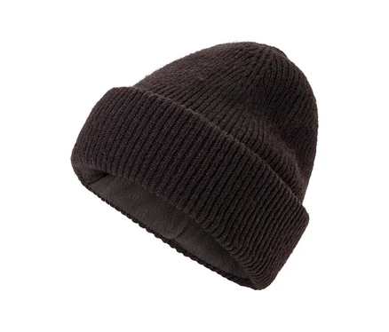 Dunkelbraune Strickmütze mit geripptem Muster und umgeschlagenem Rand, innen mit Fleece gefüttert.