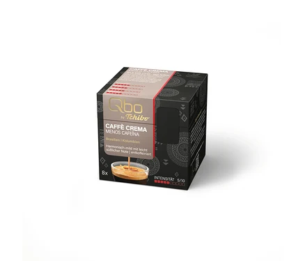 Eine schwarz-braune Qbo by Tchibo Caffè Crema Menos Cafeína Kaffeekapselpackung mit 8 Kapseln, Intensität 5/10, entkoffeiniert, mit einem Bild von Kaffee mit Crema.