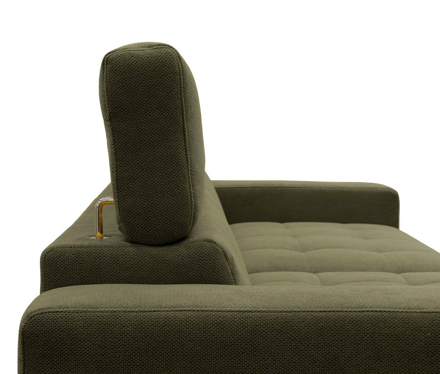 Nahaufnahme einer grünen Couch mit strukturiertem Stoff. Links ist eine verstellbare Kopfstütze mit glänzender U-förmiger Metallhalterung zu sehen. Die Couch hat eine gesteppte Sitzfläche und eine flache Armlehne rechts.