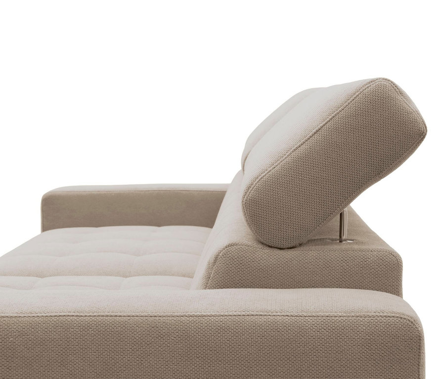 Beiges Sofa mit verstellbarer Kopfstütze, die nach oben geklappt ist.