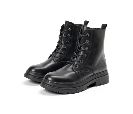Zwei schwarze Combat-Boots mit Schnürsenkeln und seitlichen Reißverschlüssen, mit dicken, geriffelten Sohlen, auf weißem Hintergrund.