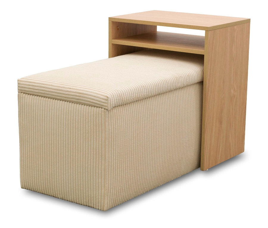 Ein modernes Möbelstück, das eine hellbeige gerippte Polsterbank mit einem hellen Holztischchen mit zwei offenen Ablagen kombiniert.