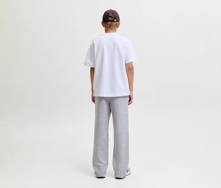 Person von hinten, trägt ein weißes T-Shirt, eine dunkle Kappe und eine graue Jack&Jones Bradley Sweatpants.