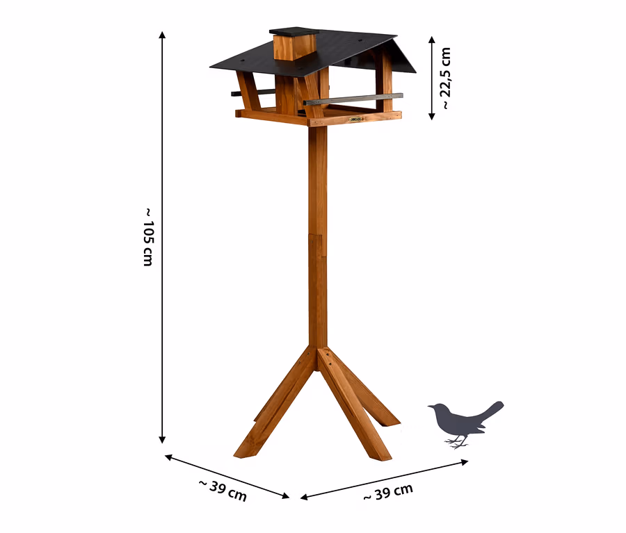 Hölzernes Vogelhaus auf Ständer mit dunklem Dach und naturfarbenem Holz. Es hat einen dreibeinigen Standfuß und ist ca. 105 cm hoch, das Futterhaus ist ca. 22,5 cm hoch und die Standfläche ca. 39 x 39 cm. Eine Vogel-Silhouette ist daneben abgebildet.