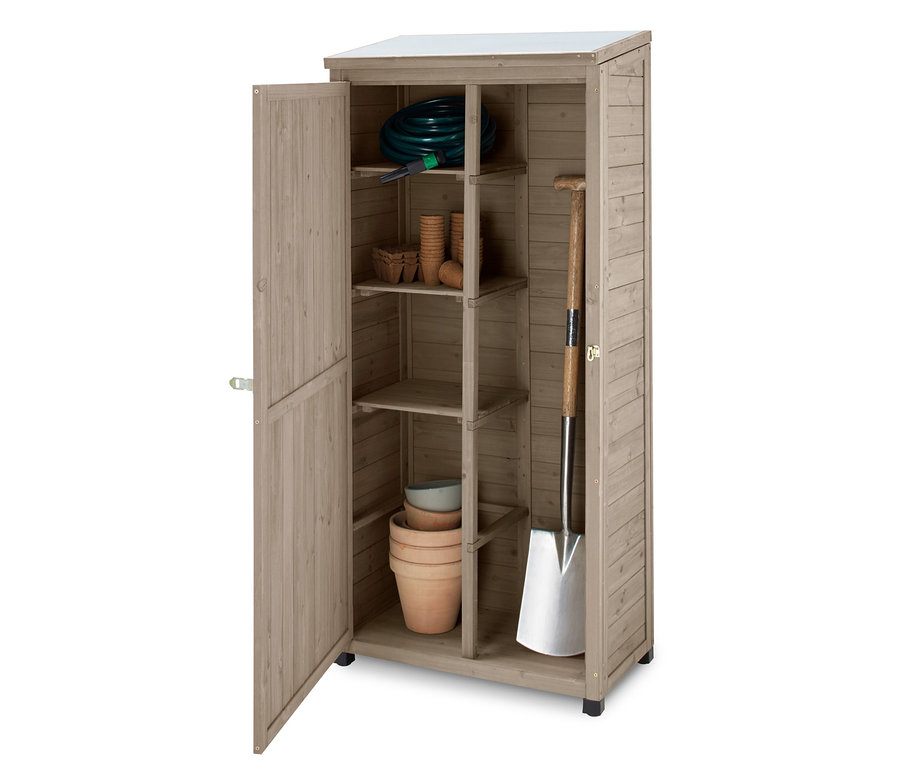 Geöffneter, großer Gartenschrank mit Werkzeugen, Blumentöpfen und Schlauch.