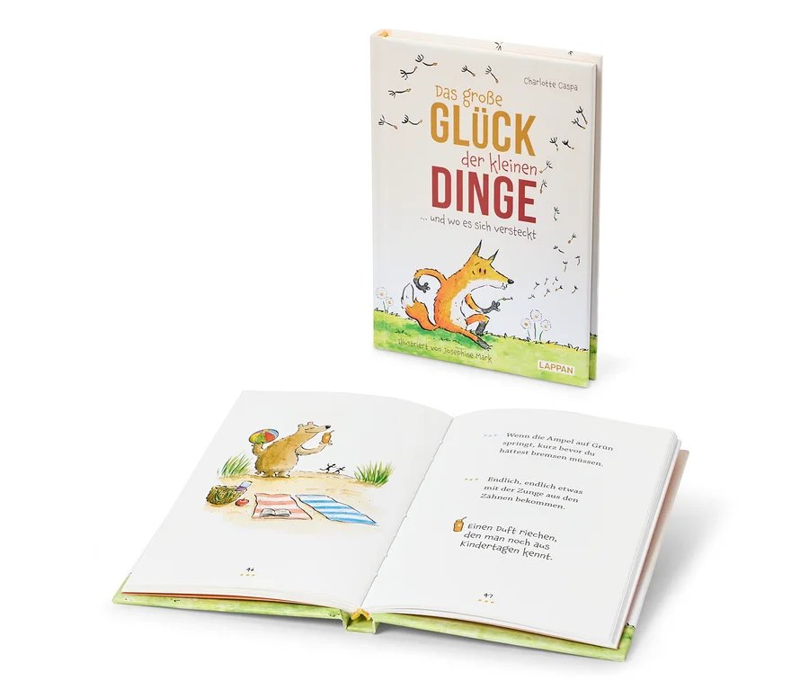 Zwei Bücher mit dem Titel "Das große Glück der kleinen Dinge". Auf dem Umschlag des einen ist ein Fuchs und auf den Seiten des anderen ein Bär.