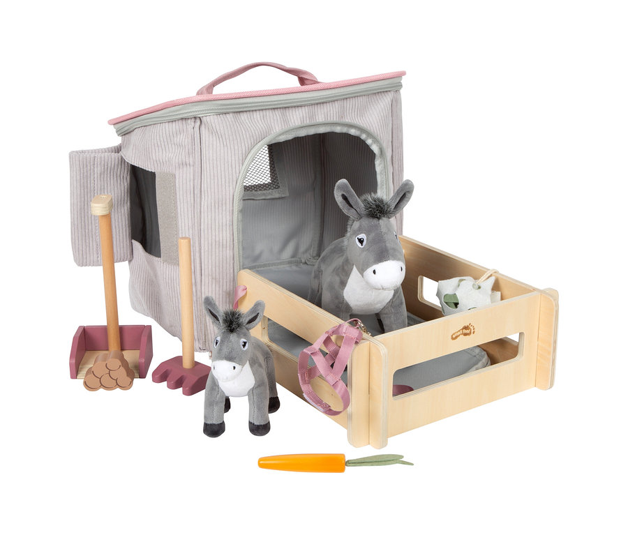 small foot Spielset Esel mit Stall, bestehend aus einem grauen Stoffstall, einem Holzgehege, zwei Plüscheseln, Besen, Rechen, pinkem Geschirr und einer Spielzeugkarotte.