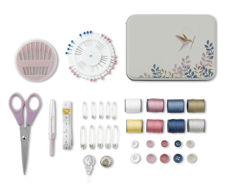 Näh-Set in Metallbox mit Schere, Knöpfen, Nadeln, Stecknadeln, Fäden, Fingerhut, Nahttrenner und Maßband.