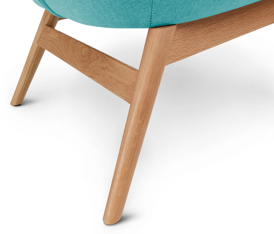 Detailaufnahme des Beins eines Sessels mit blauem Sitz.