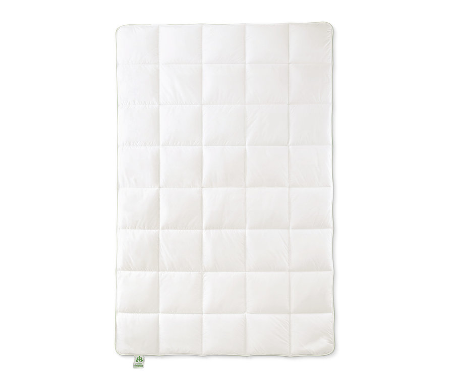 Detailansicht einer weißen irisette® greenline Steppbett mit Faserfüllung.