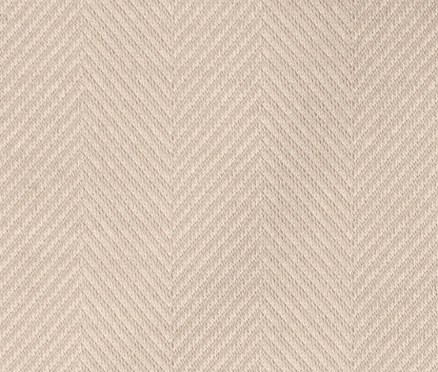 Detailaufnahme einer beigen Stretchhose mit Fischgrätenmuster.