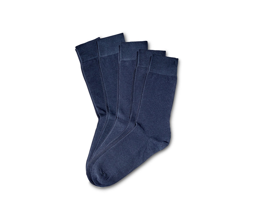Fünf Paar blaue Socken auf weißem Hintergrund.