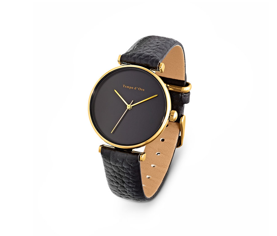 Detailansicht einer Damenuhr mit Lederarmband.