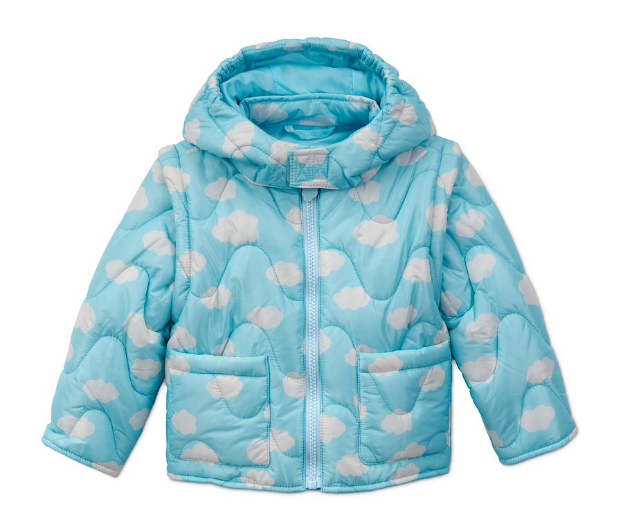 Steppjacke aus recyceltem Material in Hellblau mit weissem Wolkenmuster.