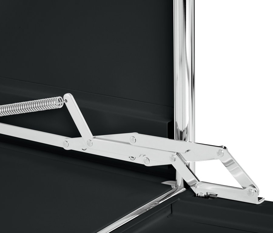 Detailansicht des schwarzen Lowboards Metall »CN3« mit Klappenfächern und silberfarbenem Mechanismus.