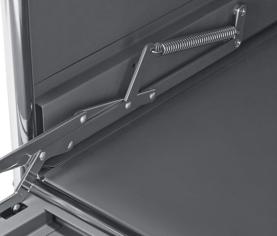 Detailansicht eines grauen Metallregals »CN3« mit 3 Fächern und Öffnungsmechanismus.